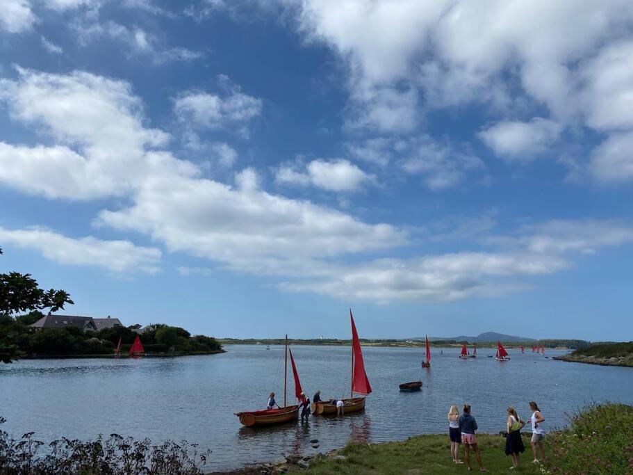 Entire Guest Suite In Four Mile Bridge, Rhoscolyn バレー エクステリア 写真