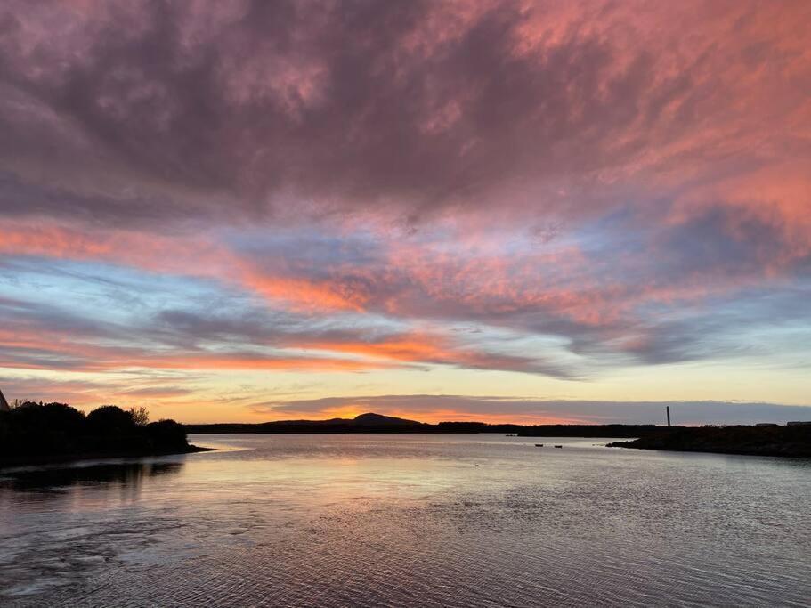 Entire Guest Suite In Four Mile Bridge, Rhoscolyn バレー エクステリア 写真
