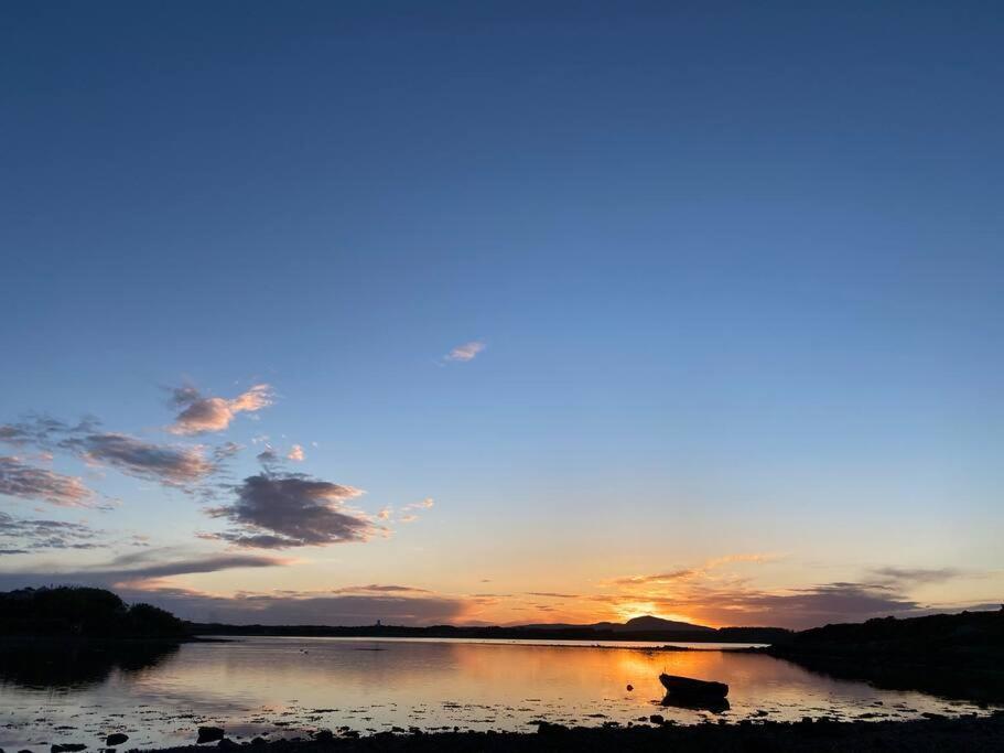 Entire Guest Suite In Four Mile Bridge, Rhoscolyn バレー エクステリア 写真