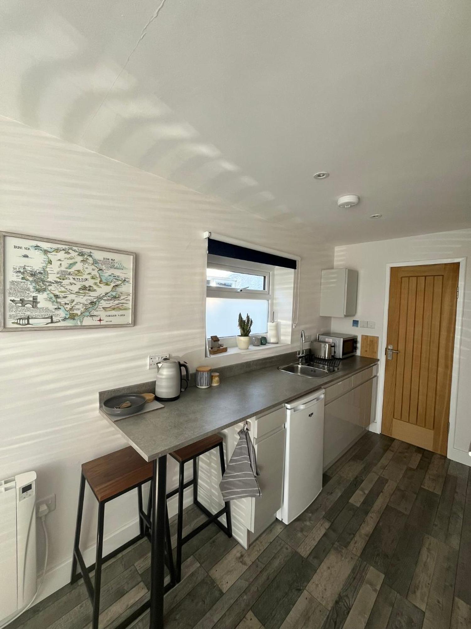 Entire Guest Suite In Four Mile Bridge, Rhoscolyn バレー エクステリア 写真