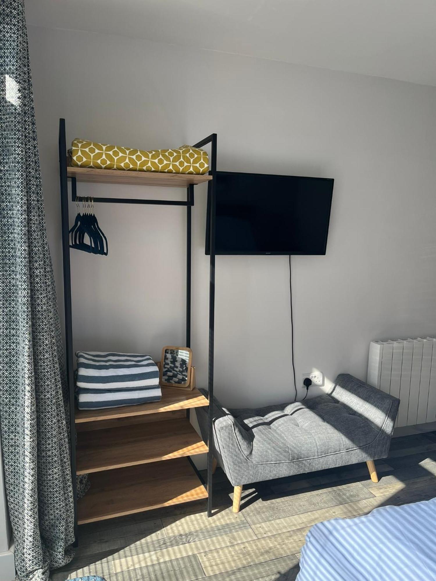 Entire Guest Suite In Four Mile Bridge, Rhoscolyn バレー エクステリア 写真