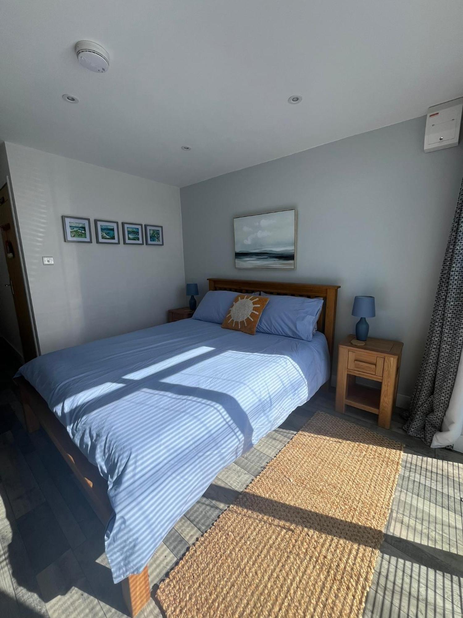 Entire Guest Suite In Four Mile Bridge, Rhoscolyn バレー エクステリア 写真
